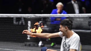 Ακτιβιστής διέκοψε τον αγώνα του Τσιτσιπά στο Λονδίνο και έβαλε φωτιά στο χέρι του