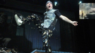 Iron Maiden: Ο Μπρους Ντίκινσον έπιασε θαυμαστή από τα μαλλιά!