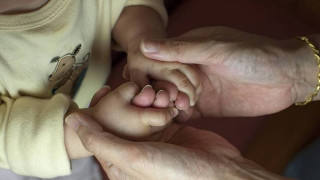 Σύνταξη πριν τα 62 για τις μητέρες ανήλικων παιδιών - Ποιες είναι οι προϋποθέσεις