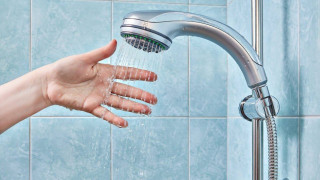 Δημοσκόπηση: 1 στους 4 έχει αυτή τη… σιχαμερή συνήθεια μέσα στο ντους