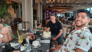 Έσβησε τούρτα ο Σβαμπ, παρουσία συμπαικτών του στον ΠΑΟΚ