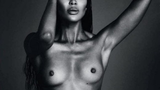 H Nαόμι Κάμπελ «κολάζει» με γυμνόστηθη φωτογραφία 