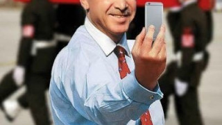 Σάλος με τη σέλφι του Ερντογάν μπροστά σε φέρετρο!