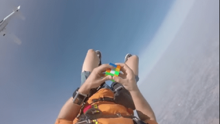 Εκπληκτικό βίντεο: Λύνει τον κύβο του Ρούμπικ κάνοντας ελεύθερη πτώση! 