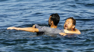 Βούτηξε στη θάλασσα και έσωσε πρόσφυγα χωρίς σωσίβιο! (pics)  