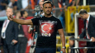 Ο... γλείφτης Περέιρα φόρεσε φανέλα κατά του PKK