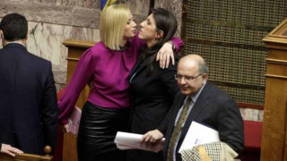 Επίθεση... αγάπης από τη Ραχήλ Μακρή στη Ζωή Κωνσταντοπούλου!