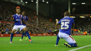 Που πας ρε παλικάρι με τον... πετεινό στο κεφάλι;