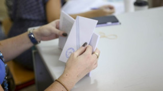 Εμφανίστηκε στις εκλογές με... μπαλτά