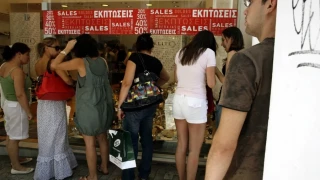 Αλλάζει το ωράριο των καταστημάτων, τι θα ισχύσει με τους μισθούς των εργαζομένων