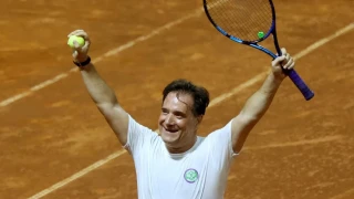 Άδωνις Γεωργιάδης: Άφησε τα έδρανα και εισέβαλε στα τερέν- Προκρίθηκε στους 16 σε τουρνουά τένις