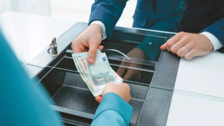 ΤτΕ: Νέα μείωση 904 εκατ. στις καταθέσεις νοικοκυριών και επιχειρήσεων τον Νοέμβριο του 2023