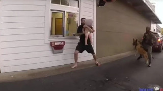 Πατέρας έβαλε ασπίδα το ενός έτους παιδί του, για να μην συλληφθεί