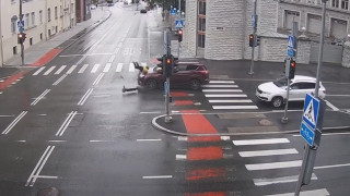 Οδηγός πατινιού συνειδητοποιεί πως δεν είναι «πάνω» από τον K.O.K.