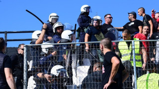 ΟΦΗ - Ολυμπιακός: Πολεμικό το κλίμα στο «Γεντί Κουλέ» - Πετροπόλεμος και ένταση