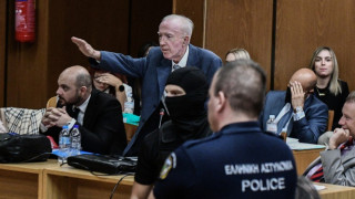 Ναζιστικός χαιρετισμός του Πλεύρη στη δίκη της Χρυσής Αυγής- «Ψόφα ρε φασίστα!»