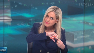 ΕΡΤ3: Έκοψε τα μαλλιά της στον αέρα η Σύνθια Σάπικα στη μνήμη της Mahsa Amini