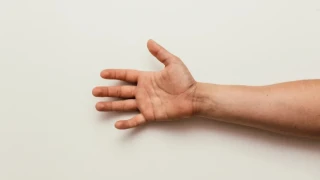 Αν έχετε αυτά τα «σημάδια» στα χέρια πρέπει να πάτε σε καρδιολόγο