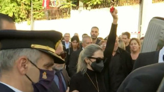 Κηδεία Α. Νικολαΐδη: Ο συγκινητικός αποχαιρετισμός από τη σύζυγό του