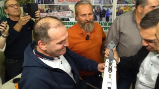 Θεσσαλονίκη: Έκαναν δώρο λύρα με το σήμα του ΠΑΟΚ στον Τσίπρα!