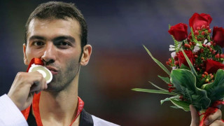 Αλέξανδρος Νικολαΐδης: Επικό γκράφιτι για τον Ολυμπιονίκη έξω από το κολυμβητήριο του Βύρωνα