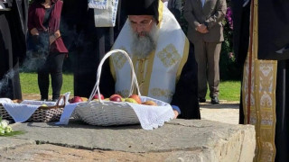 Συγκλονιστική στιγμή: Ο Αρχιεπίσκοπος Κρήτης γονατίζει στον τάφο του Ν. Καζαντζάκη!