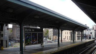 Ασύλληπτο: Παίρνει φόρα και σπρώχνει ανυποψίαστο άνδρα στις ράγες του μετρό!