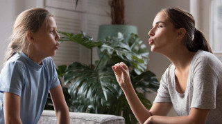 Γονείς: Πώς να βοηθήσετε αποτελεσματικά το παιδί που τραυλίζει