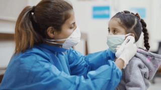 Αποκάλυψη: Διέρρευσαν email που επιβεβαιώνουν παραπληροφόρηση για θανάτους παιδιών από Covid