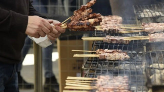 Guardian για την Ελλάδα: «Δε θέλω να πεθάνω γιατί κάποιος ήθελε ένα σουβλάκι»