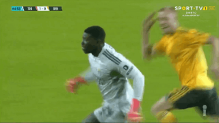 Γκολάρα πίσω από το κέντρο έβαλε ο τερματοφύλακας της Μπενφίκα Β!