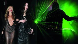 Η Κέιτ Μος στα 48 της με... αχανές ντεκολτέ και χωρίς σουτιέν σε πάρτι στο Λονδίνο