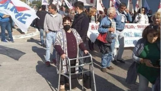 Παπαρήγα: Στην πρώτη γραμμή της πορείας με... πι