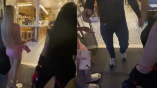 Απίστευτο σεξιστικό περιστατικό: Απαγόρευσαν σε γυναίκα να μπει σε εστιατόριο λόγω ντεκολτέ