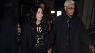 Η Σερ στα 76 της έγινε ζευγάρι με τον 36χρονο Αλεξάντερ Έντουαρντς