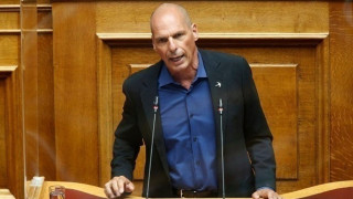 Ξυλοκόπησαν τον Βαρουφάκη στα Εξάρχεια