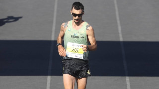 Συγκλονίζει ο μαραθωνοδρόμος Κωνσταντίνος Γκελαούζος: «Μια σκέψη με κρατούσε όρθιο, οι δικοί μου άνθρωποι στον τερματισμό»