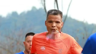 Απίστευτο: 50χρονος έτρεχε σε μαραθώνιο με το τσιγάρο στο στόμα