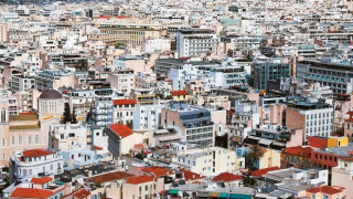 Eurostat: Σε ποια ηλικία οι Έλληνες «αφήνουν» το σπίτι των γονιών τους