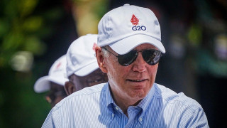 G20: Ο Μπάιντεν θαύμασε τους μυς εικονολήπτη αλλά του απάντησαν ότι είναι Ρώσος