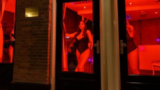 Μετακομίζουν τα... «κόκκινα φανάρια» στο Άμστερνταμ - Γιατί δεν θέλουν στη γειτονιά τους τις εργάτριες του σεξ