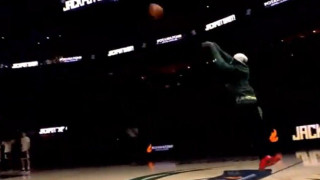 NBA: Φίλος των Μπακς το «έσταξε» από το κέντρο και κέρδισε 10.000 δολάρια.