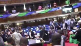 Σιέρα Λεόνε: Σε ρινγκ μετατράπηκε το Κοινοβούλιο-Βουλευτές έπαιξαν μπουνιές