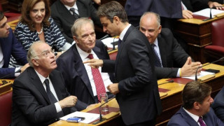 Έκλεψε την παράσταση το κινητό του Λεβέντη στη Βουλή