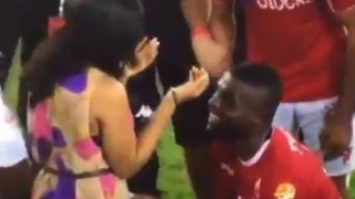 Της έκανε πρόταση γάμου στο γήπεδο