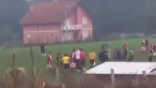 Παίκτης στη Βοσνία σαπίζει στο ξύλο διαιτητή (video)