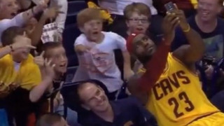 Έβγαλε selfie την ώρα του αγώνα (video)