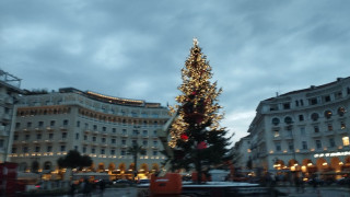 Θεσσαλονίκη: Προχωρά ο στολισμός του δέντρου εν όψει Χριστουγέννων στην Πλατεία Αριστοτέλους (pics)