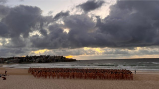 Τρομερή καμπάνια: 2.000 άνθρωποι πόζαραν γυμνοί κατά του καρκίνου του δέρματος