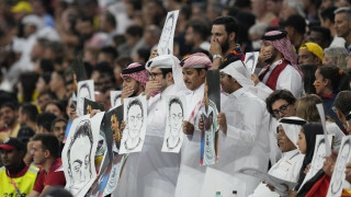 Μουντιάλ 2022 - Bild: Οι διοργανωτές έβαλαν εργάτες να κρατούν τα πλακάτ με το πρόσωπο του Οζίλ!